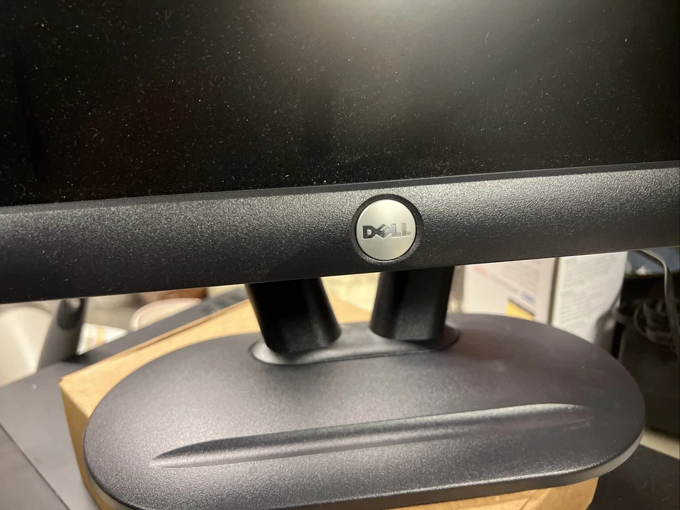 DELL 17-IN TFT Flat Panel LCD Monitor Grade A U4931 Removable Stand - Brand New - Image 2 of 4