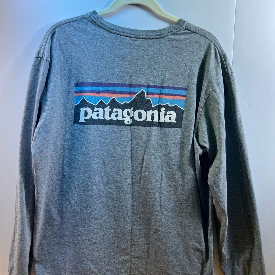 Camiseta Patagonia Manga Larga Logo Gris Para Hombre Talla Grande Hecha en EE. UU. Foto 3 de 4