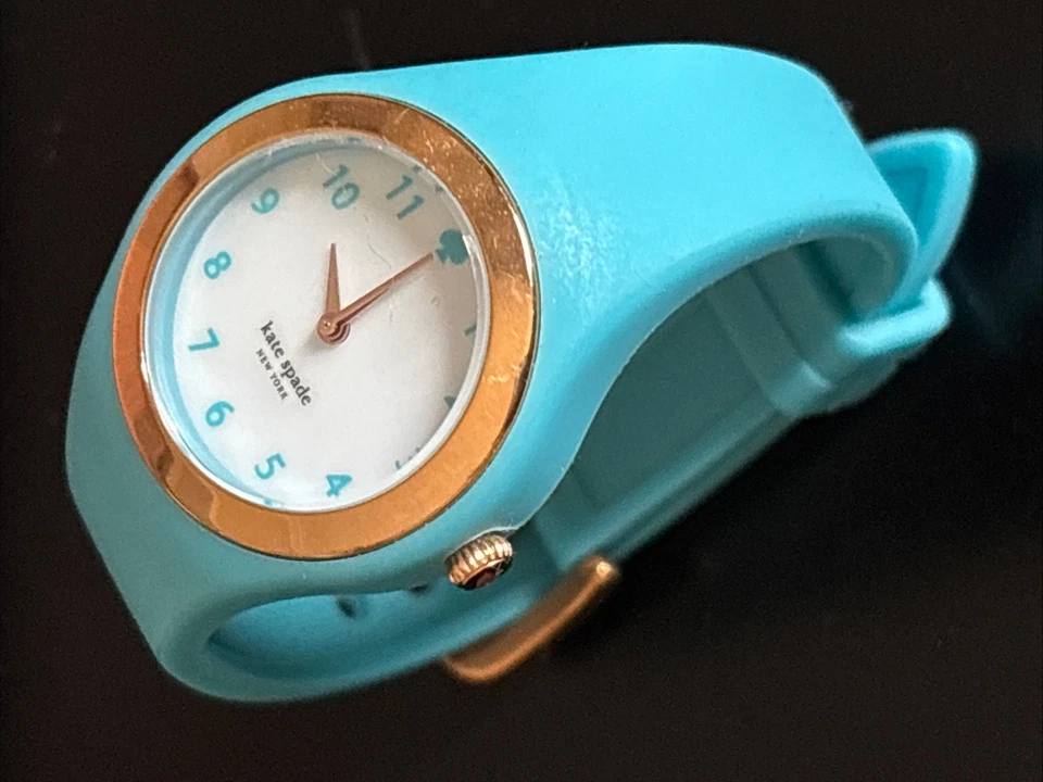 Reloj Pulsera Kate Spade Teal Correa de Goma Borde Dorado Damas Funciona NECESITA Batería Foto 3 de 4