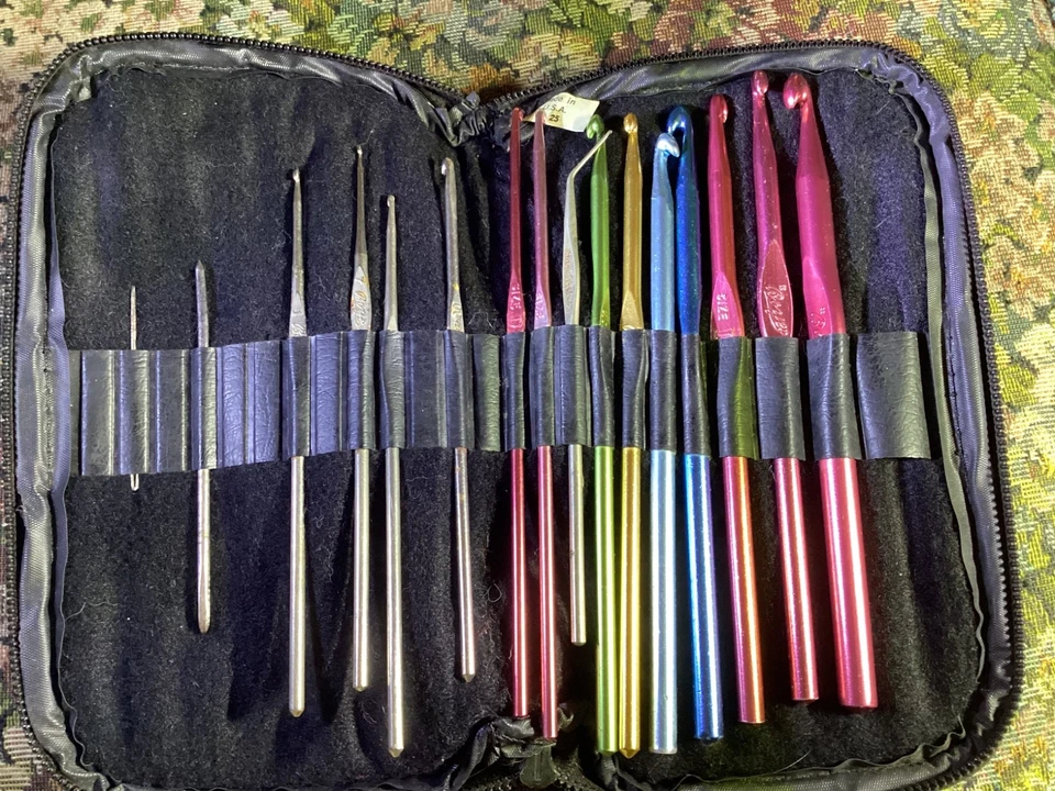 Lot of 16 vintage Metal Crochet Hooks with zipper case. - Image 2 of 4