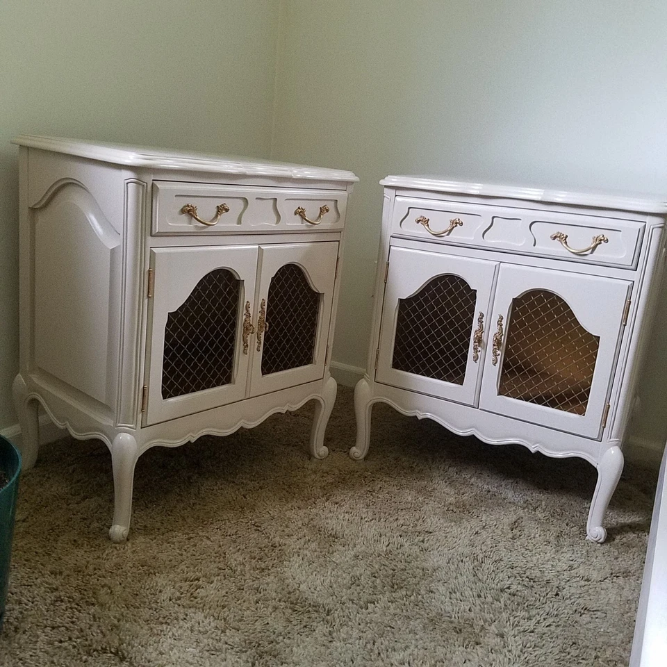 Mesitas de noche provinciales francesas de mediados de siglo Hollywood Regency Foto 4 de 4