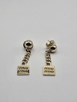 Miu Miu Ohrstecker 18 Karat vergoldet Monogramm Kette Ohrhänger