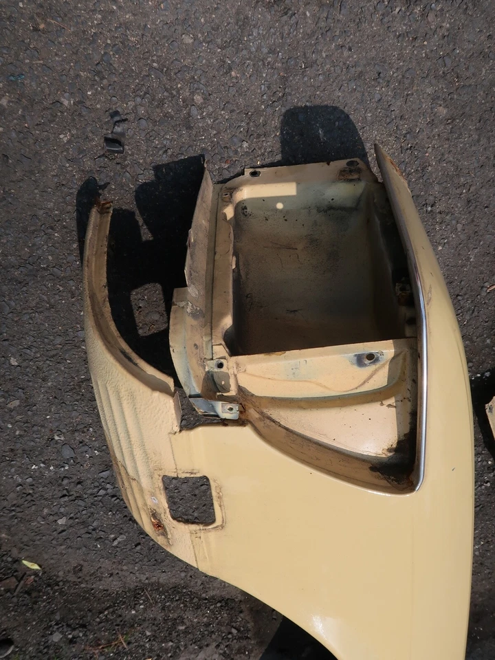 MERCEDES R107 380SL 1972-1989 GENUINO GUARDABARROS DELANTERO IZQUIERDO MONTAJE AMARILLO OEM Foto 2 de 4