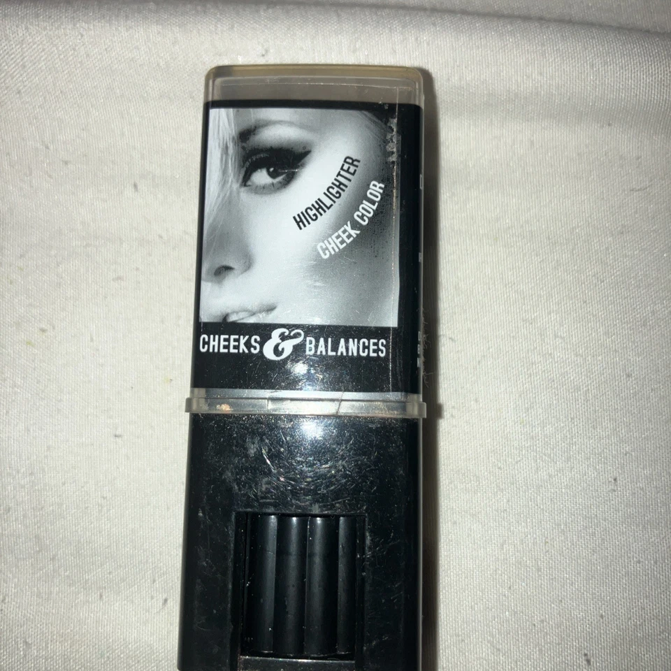 Duo de mejillas de resaltado y contorno de caramelo duro color 861 orquídea en flor Foto 2 de 4