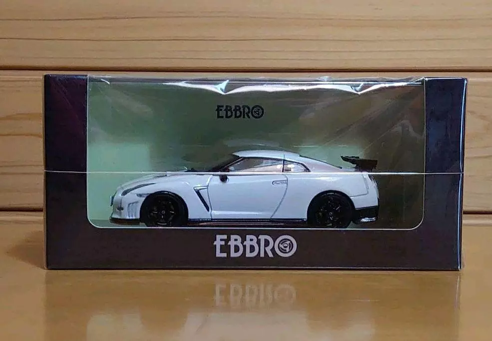 エブロ1/43 NISSAN GT-R NISMO ホワイト