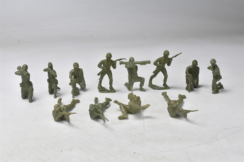 Vintage 1963 SET of 12 WWII SOLDIERS HARD PLASTIC GREEN #09302