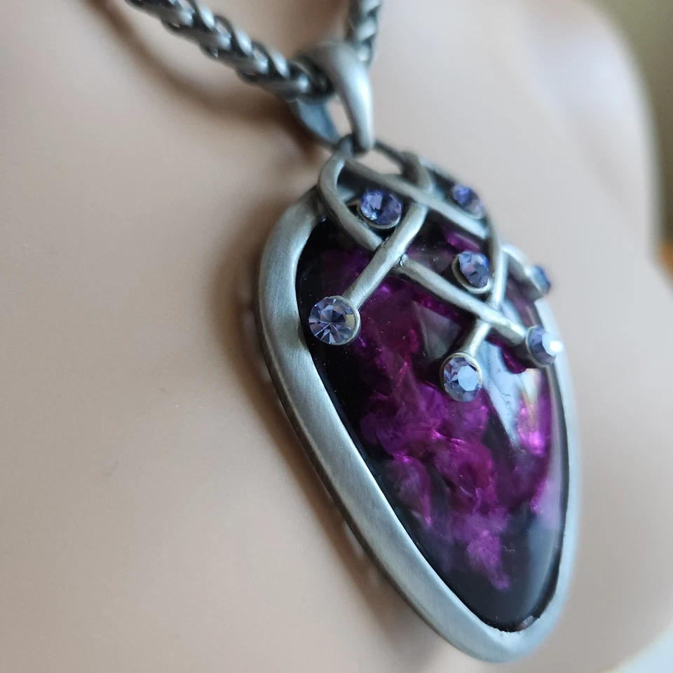 Ремесленник вдохновленный фиолетовый смолы цветок подвеска ожерелье с хрустальными акцентами - Изображение 4 из 4