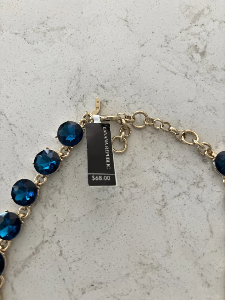 Pendientes a juego con collar de cristal azul Banana Republic disponibles Foto 3 de 4