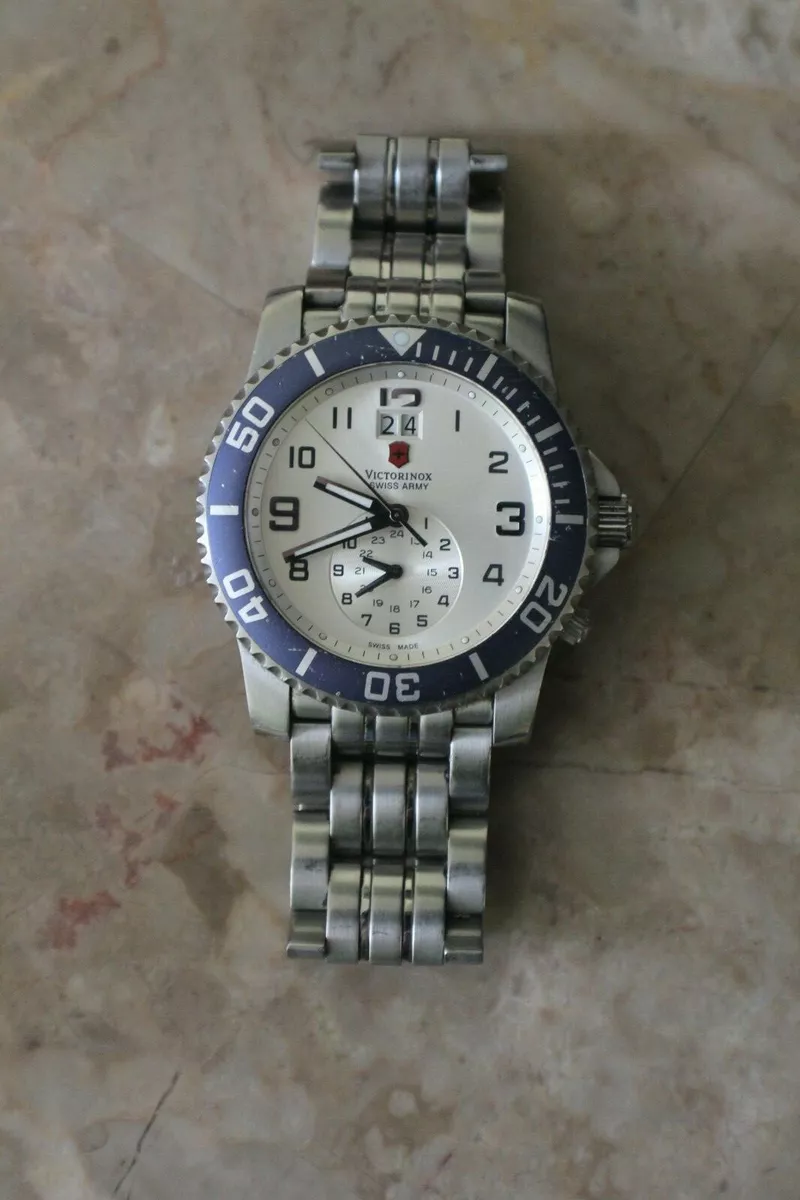 Victorinox dual time best sale watch