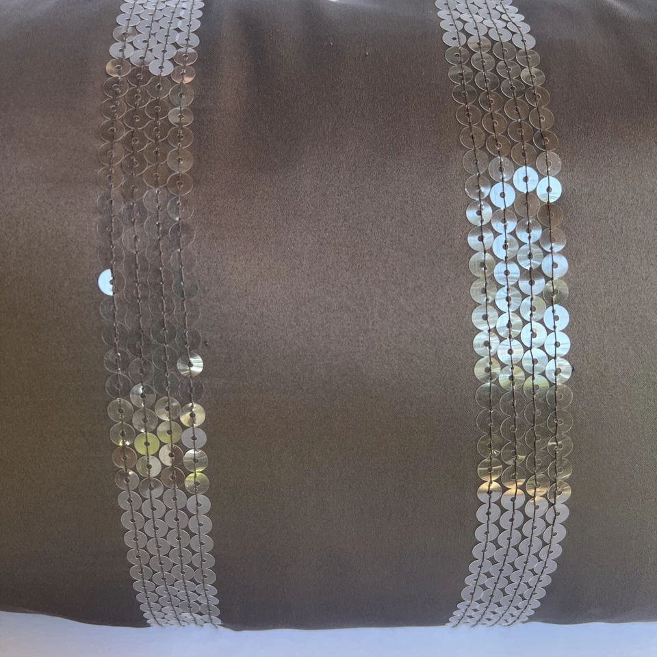 "Almohada rectangular DKNY City Pulse gris carbón plata lentejuelas 11""x22""" Foto 3 de 4