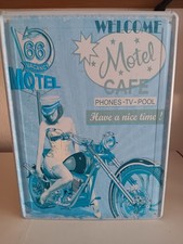 Erhabenes Blechschild Motel Cafe Route 66 Pin Up Girl Motorrad 40 x 30 cm