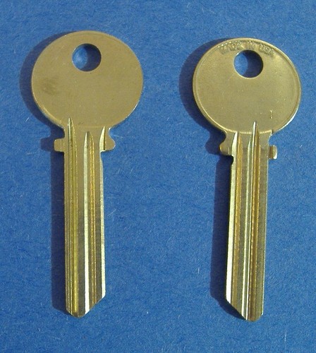 LOT OF 28 KEY BLANKS FIT MEDECO LOCKS NICKEL SILVER & BRASS - Picture 6 of 11