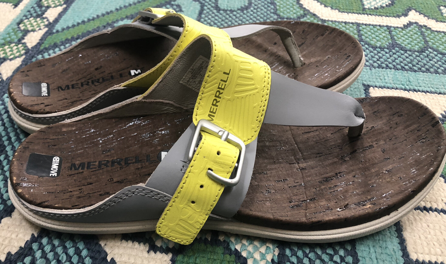 Sandali Merrell donna taglia 7 Around Town stampa post giallo infradito usati in ottime condizioni!