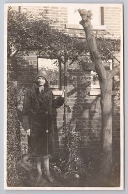 RPPC Frau Pelzmantel Cloche Hut 20er Jahre Mode Backsteinhaus Garten Sozialgeschichte