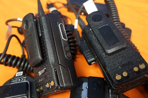 Motorola XPR 3300E Two Way Radio Walkie Talkie With Charger & Mic Attachment (2) - Zdjęcie 7 z 9