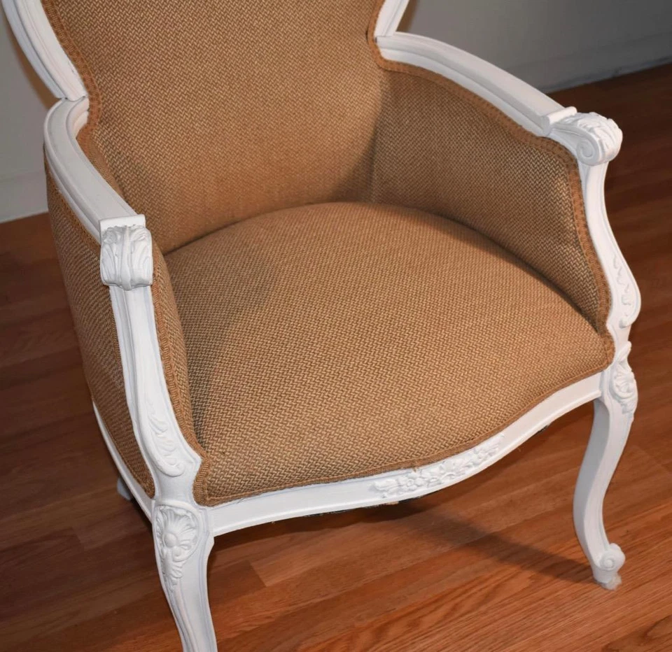 Antiguo par de sillas laterales de chimenea rococó francesas Luis XV pintadas a mano de la década de 1910 Foto 4 de 4