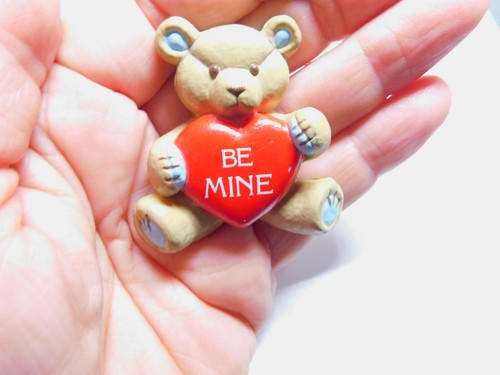Gibson Hugglesbie Resin Be Mine Teddy Bear Valentine Brooch Vintage - Picture 1 of 4