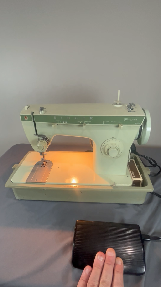 Singer Fashion Mate Model 252 Sewing Machine w/ Case and Power