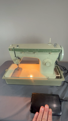 Singer Fashion Mate Model 252 Sewing Machine w/ Case and Power