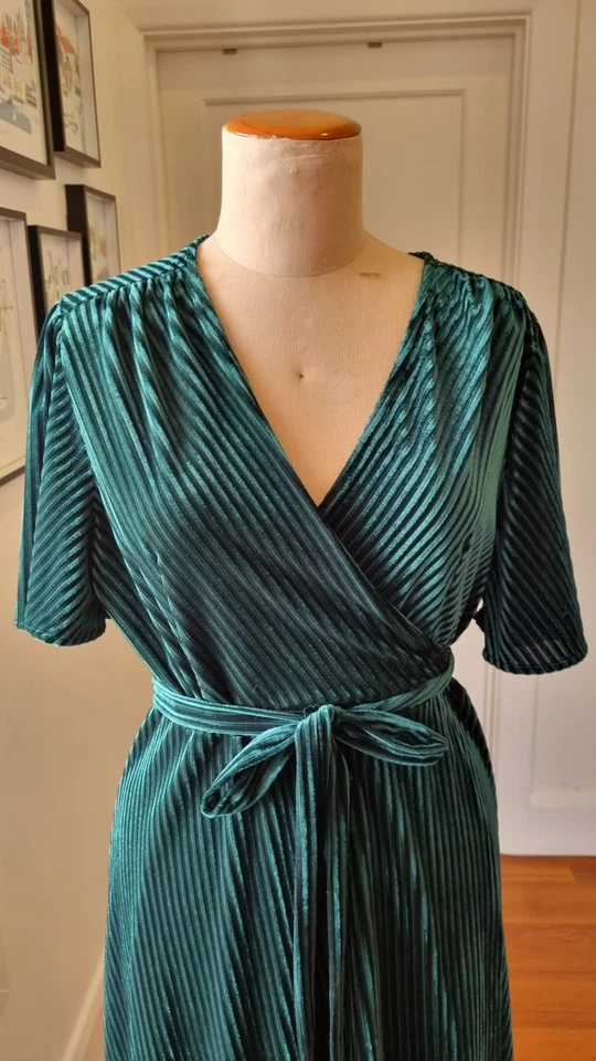 Size 16 ? Green Velvet short sleeve wrap dress - image 3 of 4
