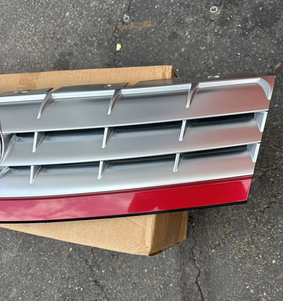 04-08 凯迪拉克 XLR 格栅,原始设备制造商原装,P/N 10348679 使用几乎完美! — 第 2/4 张图片