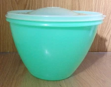 Tupperware Crisp-It Lettuce Keeper Green Bowl with Dome Lid & Corer
