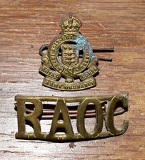 WW2 era Royal Army Ordnance Corps (RAOC) collar badge and shoulder title