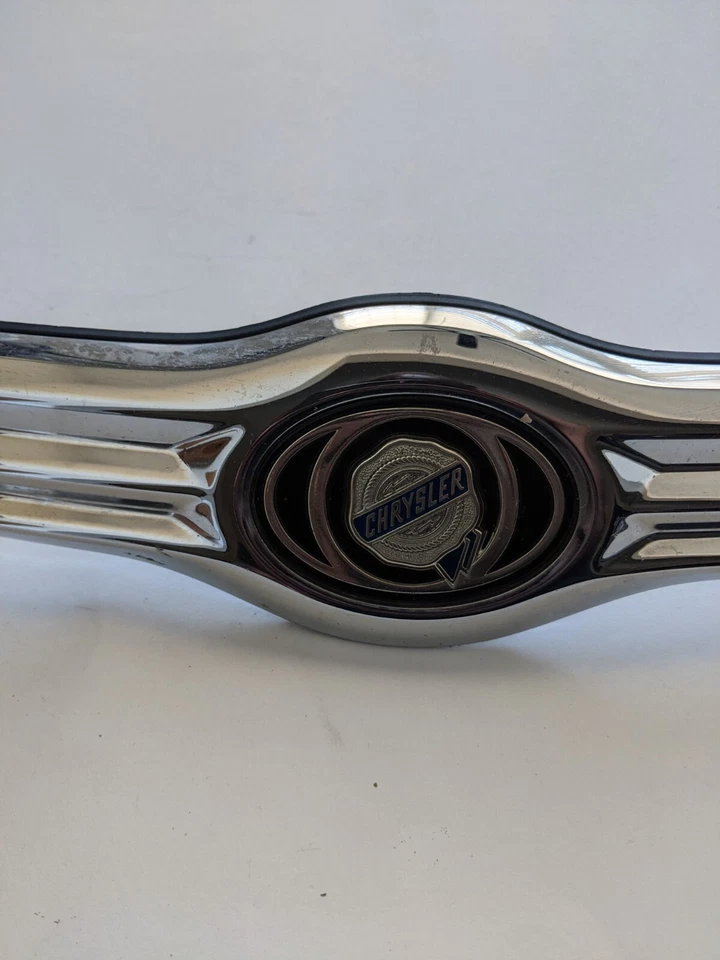 2008-2010 CHRYSLER Town & Country emblema de moldura de capô frontal com carcaça fabricante de equipamento original - Imagem 2 de 4