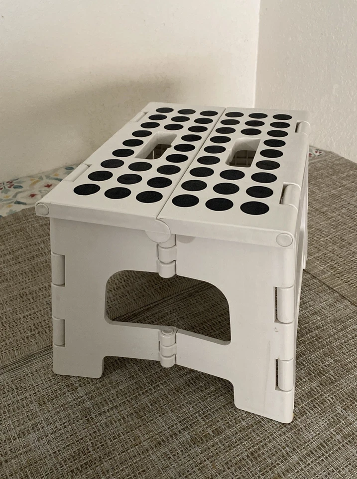 Kikkerland Rhino II Folding Stool White ZZ12-BK - Image 2 of 4