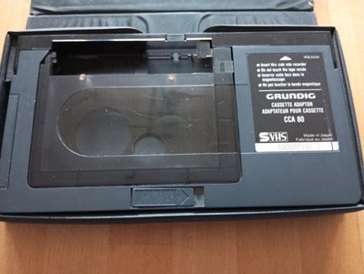 Grundig Kassetten Adapter CCA 80 mit Schutzhülle / S-VHS / Videorecorder