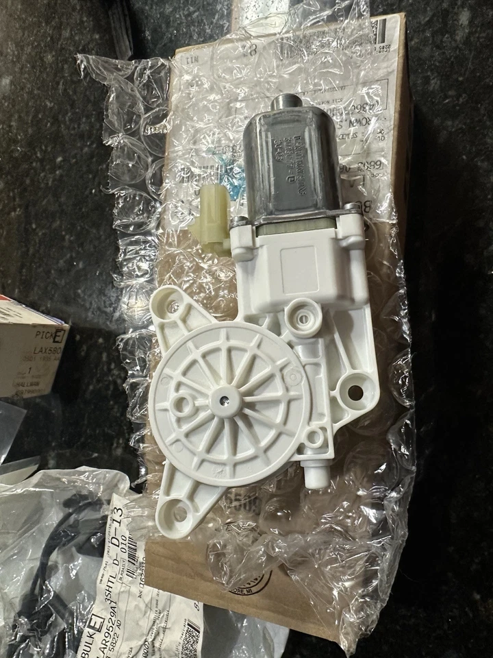 Motor regulador ventana Dodge Grand Caravan 2008-2020 genuino Mopar 68030661AA Foto 2 de 4