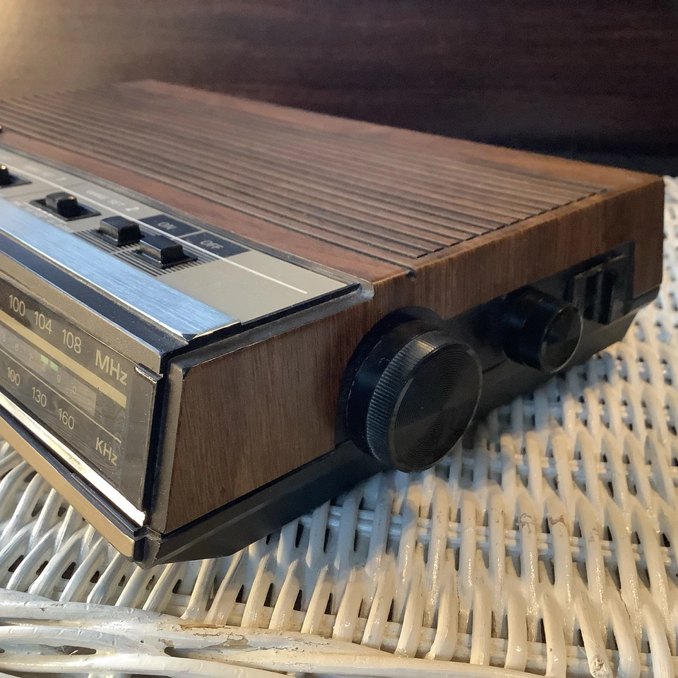 Radio Reloj Despertador General Electric GE Grano Madera Modelo 7-4638B LED Verde Probado Foto 3 de 4