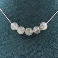 Steine Und Mineralien. Halskette Mit 5 Perlen Prehnit Aus Afrika 8 Mm Stahlkette