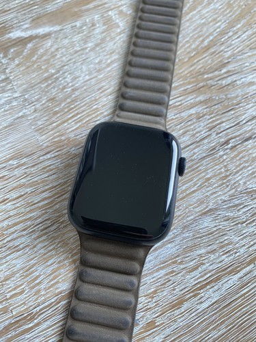 Apple Watch Series 9 45mm - Mitternacht & Apple Lederarmband - Zdjęcie 2 z 13