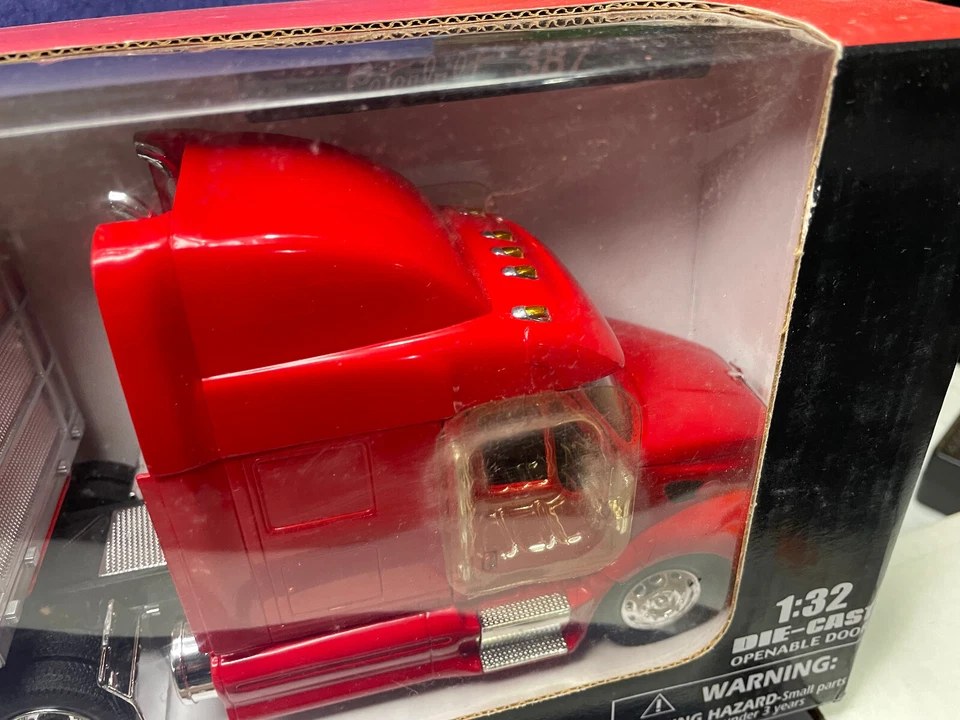 New Ray Longhauler Peterbilt 387 Flatbed Semi hauling Crates 1:32 NIB - Image 3 of 4