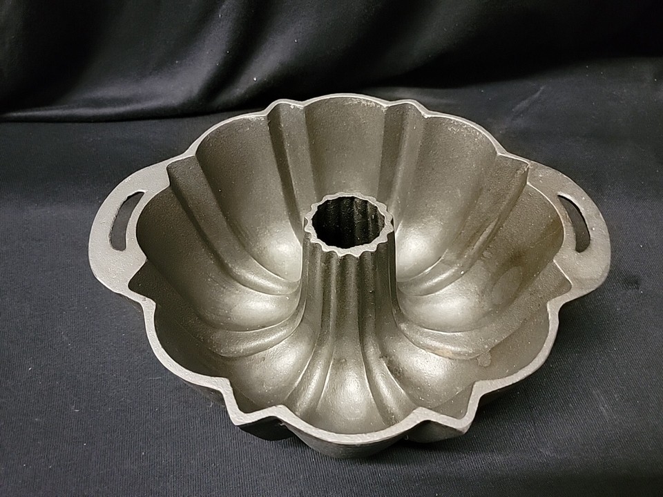 Vintage Large 11" Cast Iron Bundt Cake Pan Looks Unused Fast Free Shipping eBay