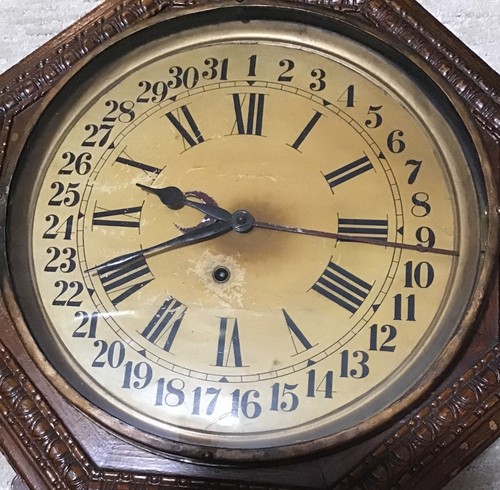 Antique 31 Day Calendar Wooden Wall Clock - Imagen 2 de 4