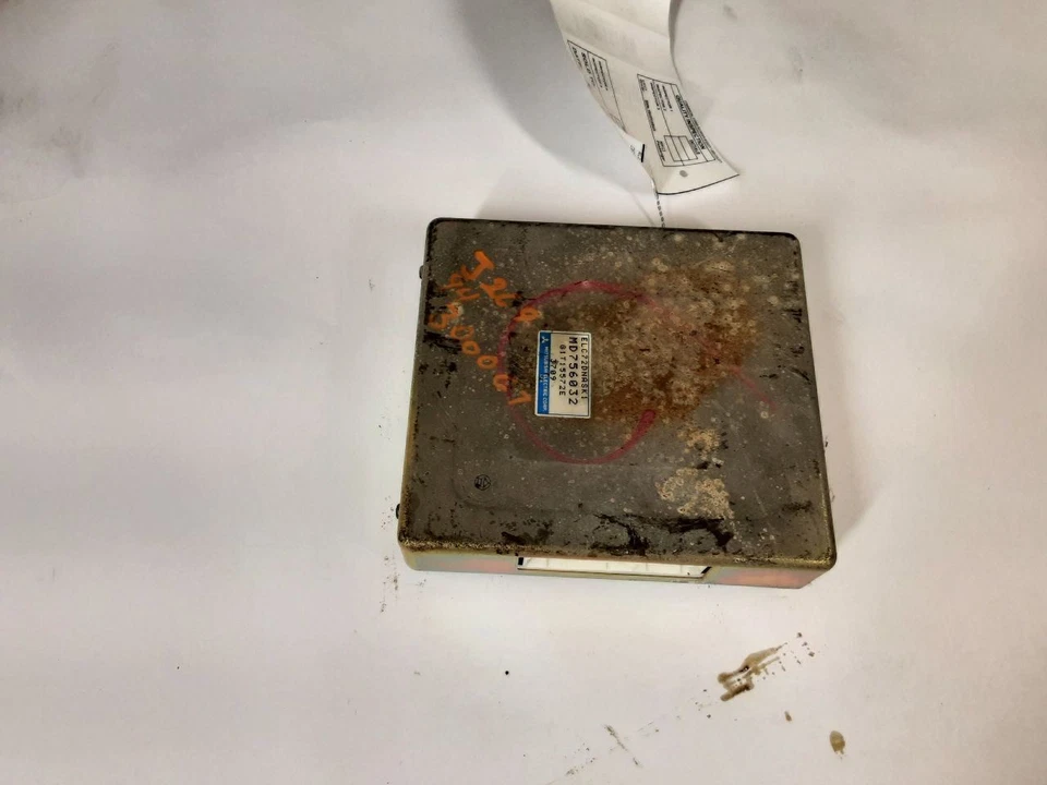 Módulo de control electrónico ECM del motor detrás de la consola compatible con 94-95 STEALTH 636572 Foto 2 de 4