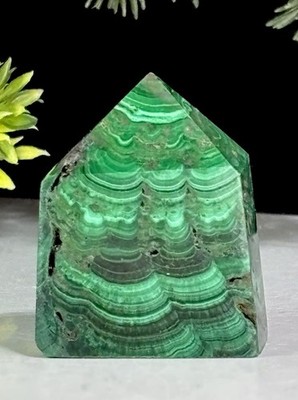 48,2 g klobiger schöner Malachit Obelisk Edelstein Kristallspitze Turmstein