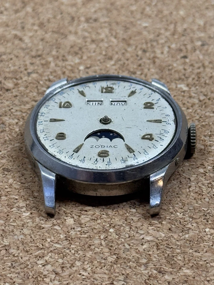 RARE VINTAGE 1957 ZODIAC DAY/DATE/MONTH MOONPHASE STAINLESS STEEL MENS WATCH - Image 3 of 4