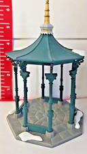Dział. 56 Heritage Village Collection Rynek Miejski Gazebo metalowa podłoga