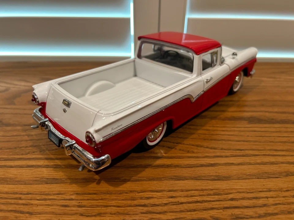 Ford Ranchero 1957 - escala 1/18 fundido a presión por Road Legends - color rojo/blanco Foto 2 de 4