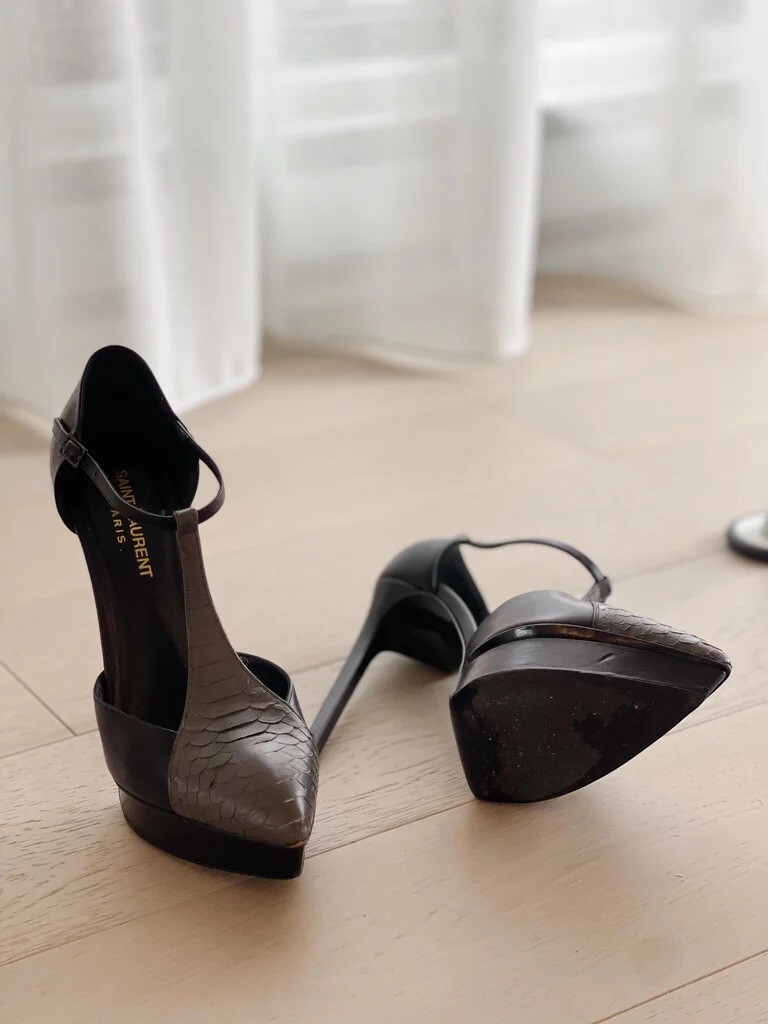 Décolleté a punta Saint Laurent pelle di serpente accento cinturino a T (TAGLIA 36 5)