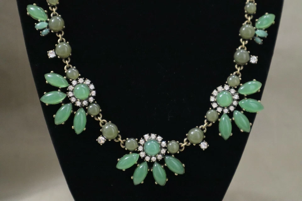 Elegante collar J Crew. Estrás Lucite Tono Dorado Verde Luz Ahumada Flor Foto 4 de 4