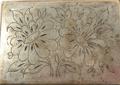 Flower Engraved Design Brass Paan / Betel Nut Box (Trinket Box, 9 Cms). G7-1169 - Foto 4 di 8