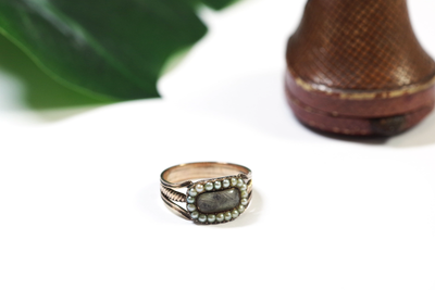 Bague Ancienne Souvenir En Or Rose 14k - Perles Et Cheveux - Bijou De Deuil XIXe Siècle - Taille 59