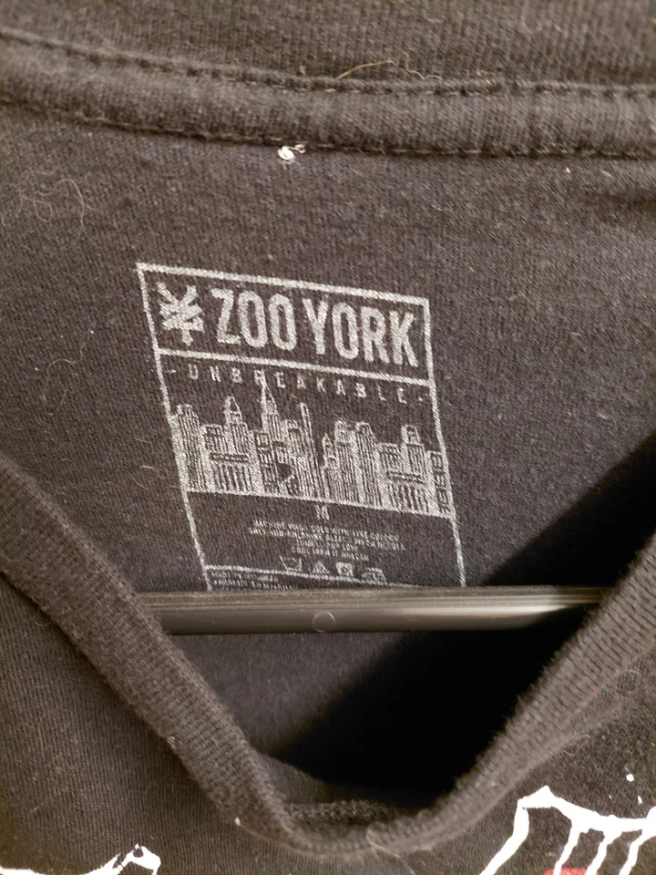 Camiseta de manga corta Zoo York para niño talla mediana negra roja con logotipo  Foto 3 de 4