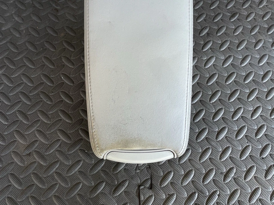 Кожаный чехол на крышку подлокотника для центральной консоли Lexus IS250 IS350 2006-2013 годов выпуска от оригинального производителя серый - Изображение 4 из 4