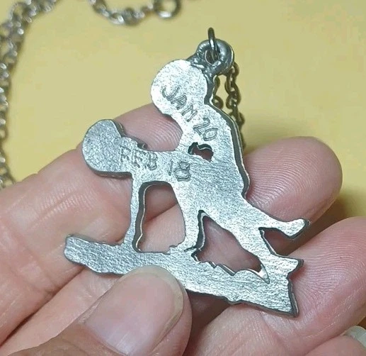 Collar Colgante Acuario Sexy Pareja Desnuda Brutalista Zodiaco Peltre Años 70 Foto 4 de 4