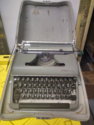 Vintage Olympia De Luxe SM3 Typewriter Green With Case Made In Germany READ